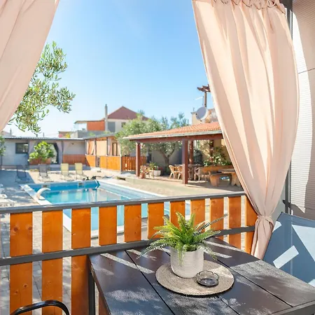 Ivas Mobile Homes & Heated Pool Campeggio *